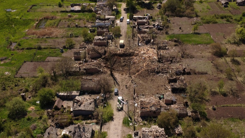 07/05/2022 Un socavón señala el lugar donde un misil aéreo cayó sobre una zona residencial en Bakhmut, en la ucraniana región de Donetsk