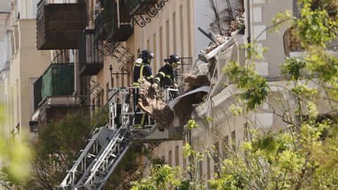 06/05/2022 Dos bomberos se encaraman al edificio madrileño que sufrió una explosión que acabó con la vida de dos personas