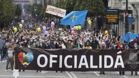 La actriz y miembro de la Xunta pola Defensa de la Llingua Asturiana Natalia Suárez Ríos se dirige a la multitud en una manifestación por la Oficialidad del Asturiano, a 16 de octubre de 2021, en Oviedo, Asturias, (España).