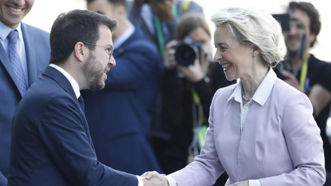 El presidente de la Generalitat de Cataluña, Pere Aragonés (c) saluda a la presidenta de la Comisión Europea (CE), Ursula von der Leyen (d) en presencia del el presidente del Gobierno, Pedro Sánchez (i).