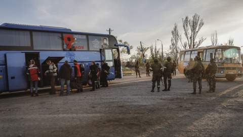 06/05/2022 Los militares rusos controlan el autobús a través del cual están siendo evacuados los civiles de la acería de Mariúpol, en Ucrania