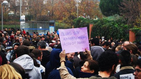 «Acogida digna». Concentración frente al centro de menores en Hortaleza / Diana Moreno