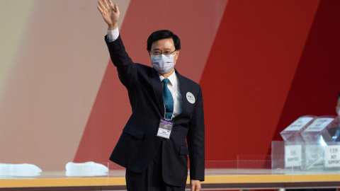 El presidente ejecutivo electo de Hong Kong, John Lee Ka-chiu, saluda después de ser elegido en el Centro de Exposiciones y Convenciones de Hong Kong, China, el 8 de mayo de 2022.