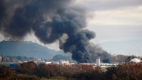 11/12/2019.- El gran incendio declarado en un polígono de Montornès (Barcelona). EFE/Alejandro Garcia