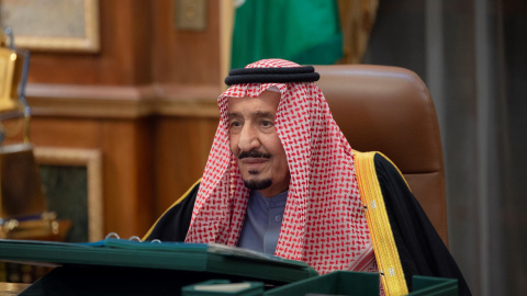 1 de enero de 2022, Arabia Saudita, Riad: El rey de Arabia Saudita, Salman bin Abdulaziz Al Saud, preside una reunión de gabinete virtual.