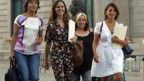 La portavoz adjunta de Unidos Podemos en el Congreso, Ione Belarra (2i); Amparo Botejara (i), portavoz de la Comisión de Sanidad, Consumo y Bienestar Social, y Marga Ferré (2d), responsable de Programas y Formación de IU, tras la reunión que han mante