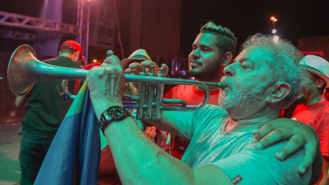 El expresidente brasileño Lula da Silva, recién liberado, en un acto en su honor celebrado en Recife (Pernambuco)./ RICARDO STUCKERT (INSTITUTO-LULA). 17/11/19.