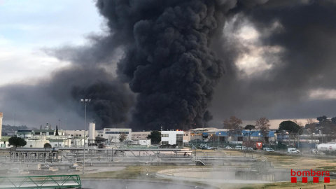 Columna de fum provocada per l'incendi a una planta de reciclatge de Montornès del Vallès. Bombers de la Generalita