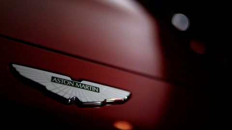 El logo de Aston Martin en su modelo deportivo Vantage. REUTERS/Phil Noble