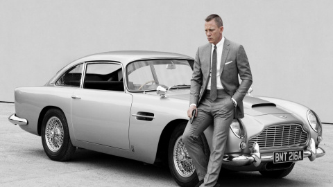 El actor aniel Craig, sobre el modelo de Aston Martin que utilizó en la película de James Bond 'Skyfall'.