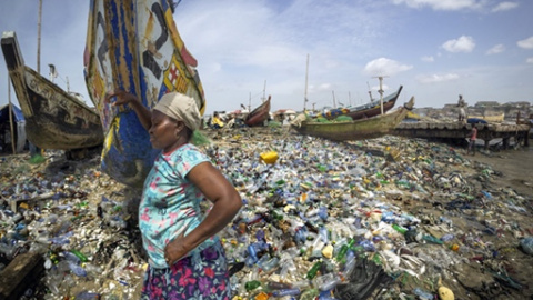 9/5/22 El «mar de plástico» de la playa de Jamestown, el barrio más antiguo de Accra