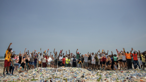 9/5/22 Participantes en el proyecto de Plastic Punch en una playa ghanesa