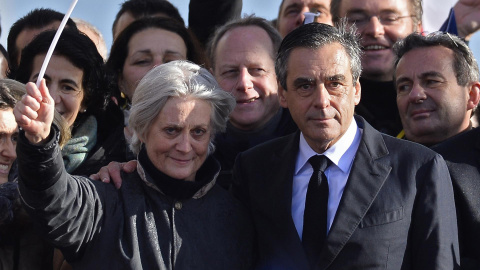 05/03/2017-El candidato del partido 'Les Republicains' a las elecciones presidenciales francesas de 2017, Francois Fillon, con su esposa Penelope, en la Place du Trocadero en París, Francia, el 05 de marzo de 2017