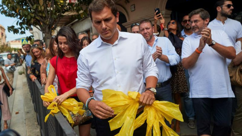 Albert Rivera e Inés Arrimadas retiran lazos amarillos en Alella. / ALEJANDRO GARCÍA (EFE)