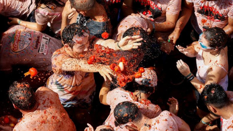 29/08/2018.. Más de 20.000 personas han participado en la tradicional fiesta de "La Tomatina" lanzándose 145.000 kilos de tomates en la localidad valenciana de Buñol. EFE/ Miguel Angel Polo