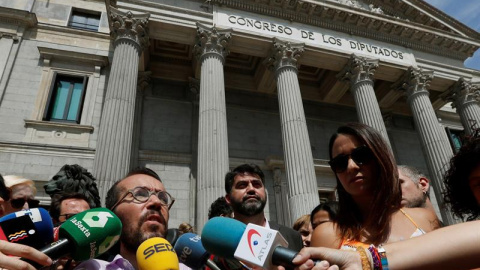 El secretario de Organización de Podemos, Pablo Echenique, hace declaraciones a la prensa tras la mesa fiscal entre el Gobierno y Unidos Podemos-En Comú Podem-En Marea, hoy en el Congreso. EFE/FERNANDO ALVARADO