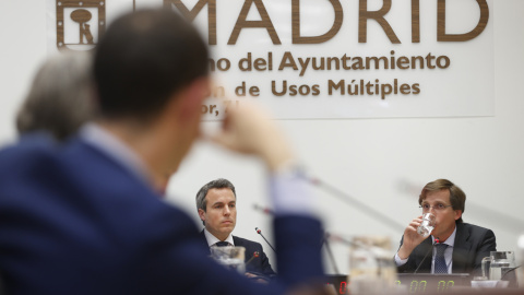 El alcalde de Madrid, José Luis Martínez-Almeida (d), comparece ante la comisión de investigación del Ayuntamiento de Madrid por el supuesto uso de recursos municipales para espiar al entorno familiar de la presidenta madrileña, Isabel Díaz Ayuso, e