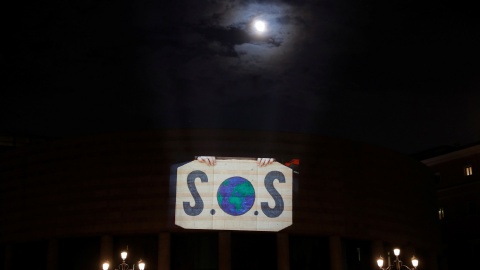 Activistas de Greenpeace proyectan un vídeo en la fachada de el Senado en Madrid para reclamar acciones contra la crisis climática. REUTERS/Susana Vera