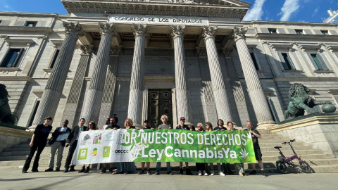 Concentración delante del Congreso de activistas del Observatorio Europeo del Consumo y Cultivo de Cannabis, durante las comparecencias en la subcomisión este 9 de mayo de 2022.