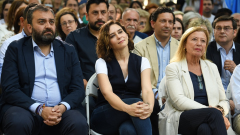 La presidenta de la Comunidad de Madrid, Isabel Díaz Ayuso (c), en un acto en el distrito de Salamanca, en el parque Eva Duarte, a 6 de mayo de 2022, en Madrid (España)