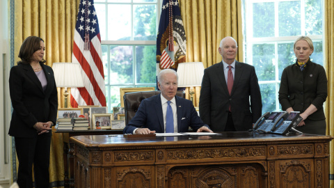 El presidente de los Estados Unidos, Joe Biden, habla con los medios de comunicación antes de firmar la Ley de Préstamo y Arriendo de Ucrania en la Oficina Oval de la Casa Blanca en Washington, DC, Estados Unidos, el 09 de mayo de 2022.