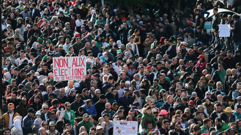 Manifestantes gritan consignas durante una protesta contra las elecciones en Argelia. REUTERS/Ramzi Boudina