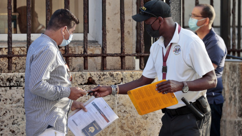 10/05/2022 - Varias personas pasan los controles de seguridad para ser atendidas en la embajada de EEUU el martes 3 de mayo, en La Habana (Cuba).