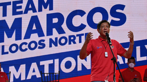 El candidato presidencial filipino Ferdinand "Bongbong" Marcos Jr, hijo del difunto dictador Ferdinand Marcos, habla con sus seguidores durante un mitin de campaña