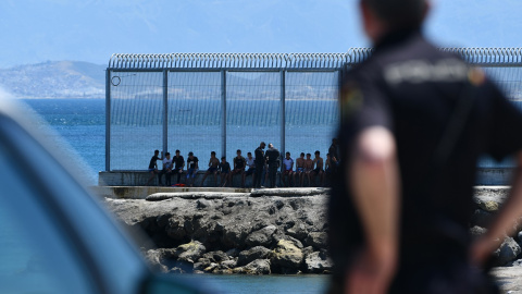 Migrantes en la valla de Ceuta