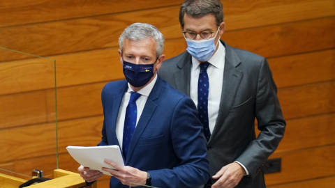 10/5/22 Alberto Núñez Feijóo (derecha) y Alfonso Rueda, este martes en el Parlamento de Galicia