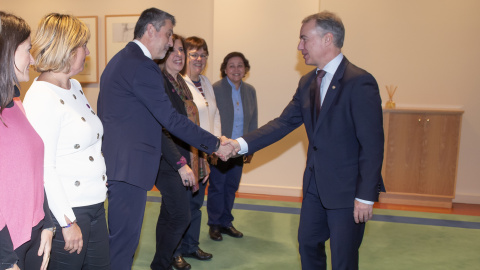 El lehendakari, Iñigo Urkullu, saluda a representantes del colegio Ángeles Custodios. IREKIA