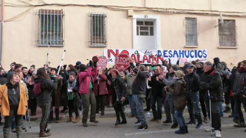 Activistas de la PAH celebrar la suspensión del desahucio de Diego Catriel Herchhoren, de su vivienda en Guadalajara, gestionada por una asociación católica. M.D.