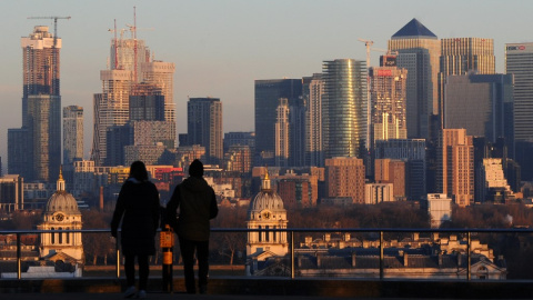 Vista de Canary Wharf (el distrito financiero de Londres donde tienen su sede bancos y empresas) desde Greenwich Park. AFP/Daniel Sorabji