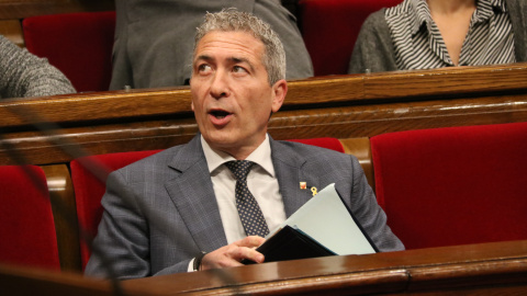 El conseller Josep González-Cambray, durant el ple del Parlament.