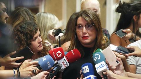 La diputada y secretaria de Feminismos Interseccional y LGTBI de Podemos, Sofía Castañón (i), y la diputada de En Marea, Ángela Rodríguez (c), atienden a los medios de comunicación antes de la Comisión de Seguimiento y Evaluación del Pacto de Esta