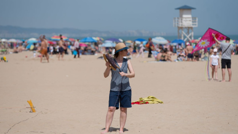 Varias personas participan en un festival de cometas en la playa de Gandia, a 16 de abril de 2022, en Gandía, València.