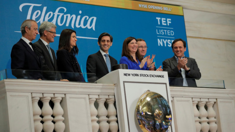 El presidente ejecutivo de Telefónica, en el balcón del patio de negociación de la Bolsa de Nueva York (NYSE), en la ceremonia del toque de campana para el inicio de la sesión en Wall Street.  REUTERS/Lucas Jackson