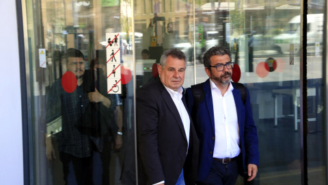 L'exsecretari de relacions internacionals de Convergència Víctor Terradellas (esquerra) amb el seu advocat, Francesc Sànchez, sortint de la Ciutat de la Justícia després de declarar per suposades subvencions irregulars de la Diputació de Barcelona.