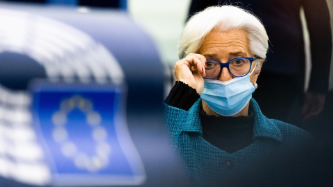 La presidenta del BCE, Christine Lagarde, con mascarilla, en un un Pleno del Parlamento Europeo, en Estrasburgo. E.P./Philipp von Ditfurth/dpa