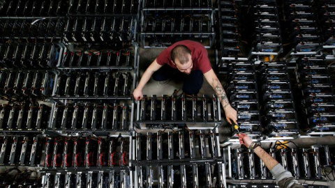 Un empleado trabaja en el ordenador de minería de Bitcoin en Florencia, Italia. REUTERS/Alessandro Bianchi