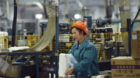 Una mujer trabaja en una línea de producción de una fábrica vajillas de papel en Hangzhou, provincia de Zhejiang, China. REUTERS