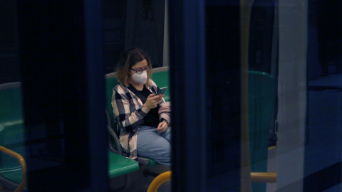 ARCHIVO. Una pasajera con mascarillas en el metro de Málaga.