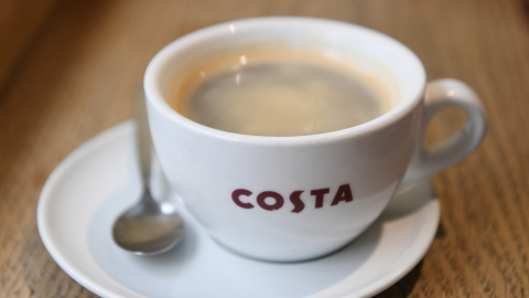 Una taza de café es fotografiada en una tienda de Costa Coffe, en Londres, Reino Unido. EFE/ Facundo Arrizabalaga