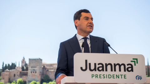 Juanma Moreno, en Granada, con un atril de campaña.