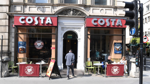 Un cliente entra en una tienda de Costa Coffe, en Londres. EFE/ Facundo Arrizabalaga