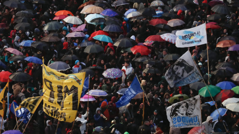 Decenas de miles de personas participan en una marcha en defensa de la universidad pública en la ciudad de Buenos Aires (Argentina). EFE/David Fernández