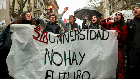 Manifestantes  en la marcha por la defensa de la universidad pública, en Buenos Aires (Argentina). REUTERS/Marcos Brindicci