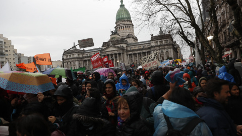 Decenas de miles de personas marcharon desde el Congreso argentino en una manifestación en defensa de la universidad pública, en Buenos Aires (Argentina). EFE/David Fernández