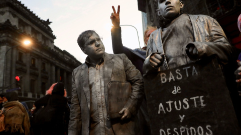 Manifestantes pintandos de gris en la marcha por la defensa de la universidad pública, en Buenos Aires (Argentina). REUTERS/Marcos Brindicci