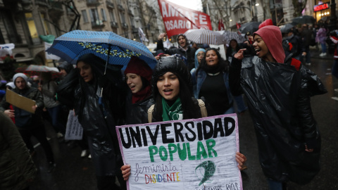 Decenas de miles de personas participan en una marcha en defensa de la universidad pública. EFE/David Fernández